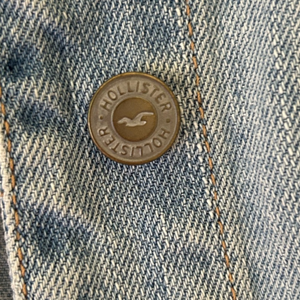Early 2010s Hollister Light Wash Distressed Denim Jacket
Size: Medium
EUC - Picture 5 of 12